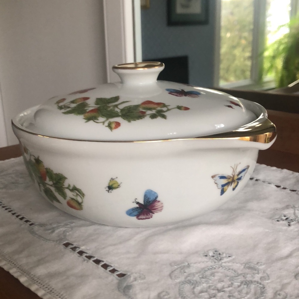 Vintage covered casserole dish with strawberry vine, butterfly and ladybugs. - Picture 3 of 8